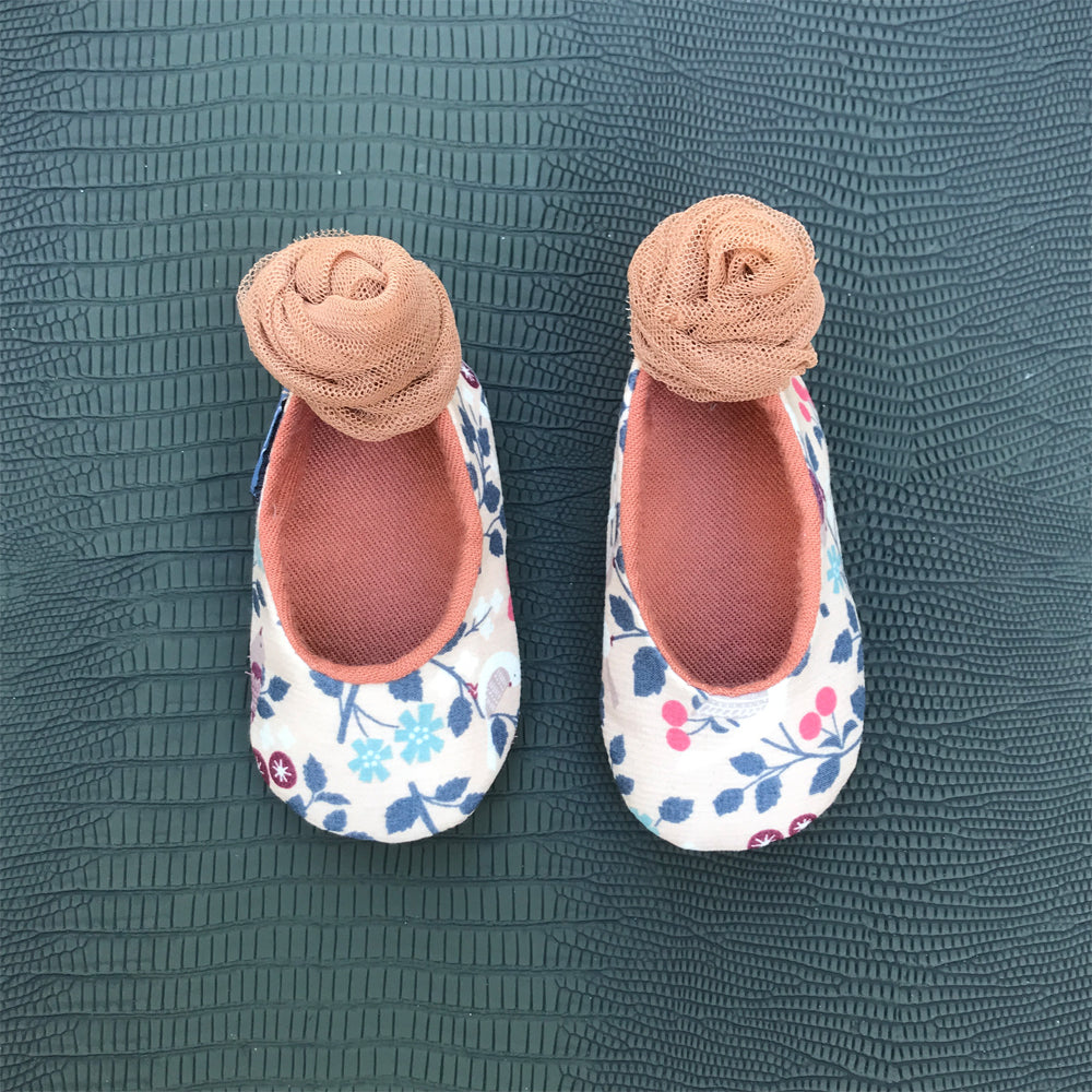Ballet pumps with printed flowers and camel tulle.